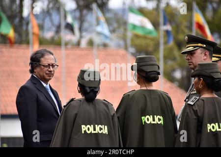 Bogota, Kolumbien. 09. Mai 2023. Der kolumbianische Präsident Gustavo Petro spricht mit Mitgliedern der indigenen kolumbianischen Polizei während der Zeremonie des neuen kolumbianischen Polizeidirektors William Rene Salamanca an der General Santander Police Academy in Bogota, Kolumbien. 9. Mai 2023. Foto: Cristian Bayona/Long Visual Press Credit: Long Visual Press/Alamy Live News Stockfoto