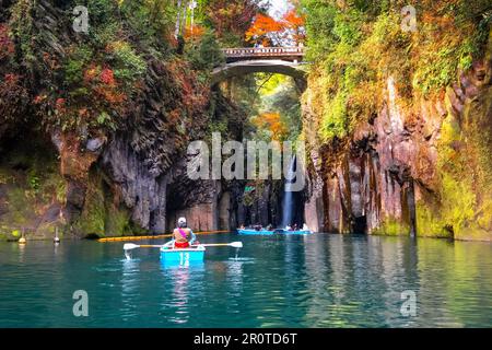 Miyazaki, Japan - Nov. 24 2022: Die Takachiho-Schlucht ist ein schmaler Abgrund, der durch den Felsen am Gokase River geschnitten wird. Zahlreiche Aktivitäten für Touristen wie rowi Stockfoto