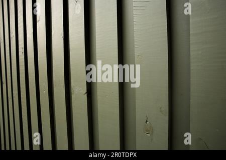 Nahaufnahme vertikaler paralleler Linien der äußeren Holztäfelung oder des unendlich-Effekts der Seitenwand Stockfoto