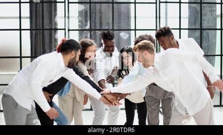 Hohe Betrachtungswinkel der Multirassischen Freund Stapeln Hand zusammen Stockfoto