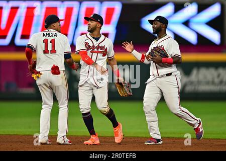 Atlanta, Usa. 09. Mai 2023. Atlanta Braves Shortstop Orlando Arcia (11) begrüßt den linken Fielder Eddie Rosario (C) und Mittelfeldspieler Michael Harris II (R) nach dem neunten Inning eines Major League Baseballspiels im Truist Park in Atlanta, Georgia, am Dienstag, den 9. Mai 2023. Atlanta gewann 9:3. Foto: David Tulis/UPI Credit: UPI/Alamy Live News Stockfoto