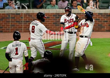 Atlanta, Usa. 09. Mai 2023. Eddie Rosario von Atlanta Braves begrüßt Ronald Acuna Jr. (R) und Orlando Arcia, nachdem sie am Dienstag, den 9. Mai 2023, im vierten Inning eines Major League Baseballspiels im Truist Park in Atlanta, Georgia, gegen die Boston Red Sox geschossen haben. Atlanta gewann 9:3. Foto: David Tulis/UPI Credit: UPI/Alamy Live News Stockfoto