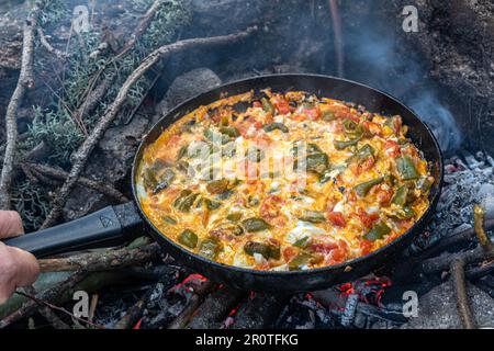 Menemen, Tomaten, Paprika, Eier, zum Frühstück am Lagerfeuer gekocht Stockfoto