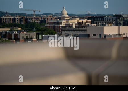 Washington, USA. 09. Mai 2023. Eine allgemeine Ansicht der USA Capitol Building, aus der Ferne gesehen, in Washington, DC, am Dienstag, den 9. Mai, 2023. (Graeme Sloan/Sipa USA) Kredit: SIPA USA/Alamy Live News Stockfoto