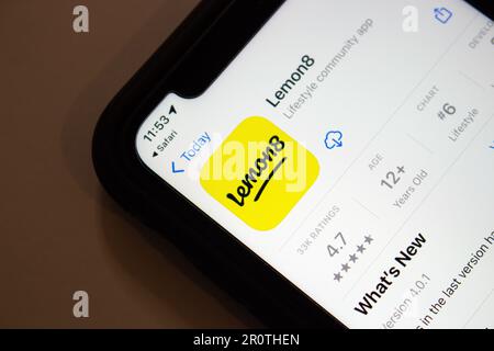 Lemon8 App-Symbol in einem App Store auf einem iPhone-Bildschirm. Lemon8 ist eine Social-Media-App zum Teilen von Videos und Fotos von Bytedance, dem Eigentümer von TikTok. Stockfoto