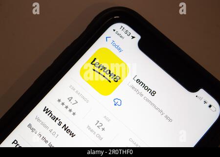 Lemon8 App-Symbol in einem App Store auf einem iPhone-Bildschirm. Lemon8 ist eine Social-Media-App zum Teilen von Videos und Fotos von Bytedance, dem Eigentümer von TikTok. Stockfoto