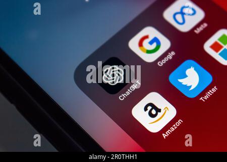 Symbole für ChatGPT, Google, Meta Platform, inc., Amazon Twitter und Microsoft auf einem iPhone. KI-Chat-bot, Deep Learning KI-Wettbewerbskonzept für den Wettkampf Stockfoto
