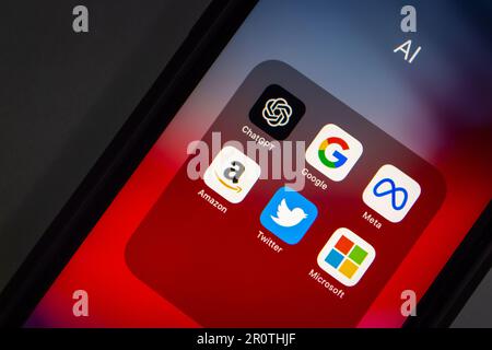 Symbole für ChatGPT, Google, Meta Platform, inc., Amazon Twitter und Microsoft auf einem iPhone. KI-Chat-bot, Deep Learning KI-Wettbewerbskonzept für den Wettkampf Stockfoto