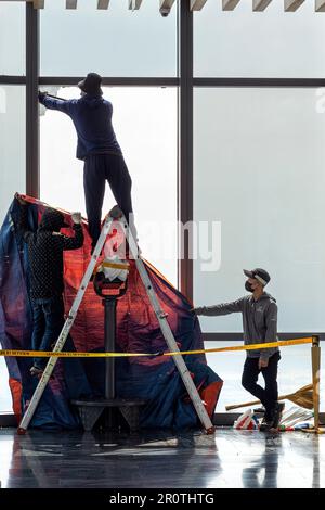 Vietnamesische Arbeiter ersetzen zerbrochene Glasfenster im Landmark 81 Tower, Ho Chi Minh City, Vietnam Stockfoto