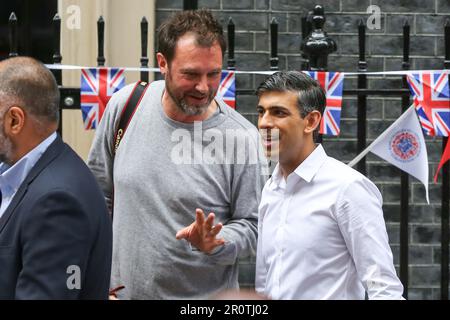 London, Großbritannien. 07. Mai 2023. Simon Walker, der Cheffotograf des Premierministers, spricht während des großen Mittagessens der Krönung mit Rishi Sunak in der Downing Street im Zentrum von London. Kredit: SOPA Images Limited/Alamy Live News Stockfoto