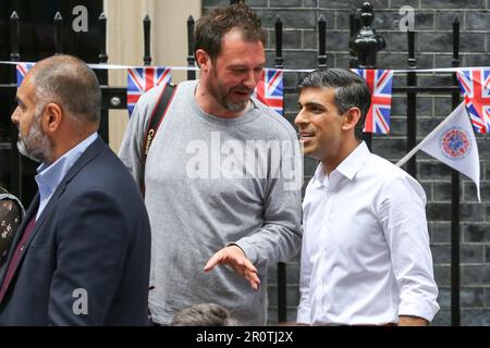 London, Großbritannien. 07. Mai 2023. Simon Walker, der Cheffotograf des Premierministers, spricht während des großen Mittagessens der Krönung mit Rishi Sunak in der Downing Street im Zentrum von London. (Foto: Steve Taylor/SOPA Images/Sipa USA) Guthaben: SIPA USA/Alamy Live News Stockfoto