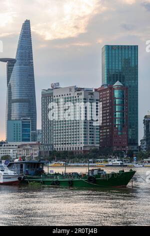 Boote auf dem Saigon River vor Wolkenkratzern und der Skyline des Gebäudes, Ho-Chi-Minh-Stadt, Vietnam Stockfoto