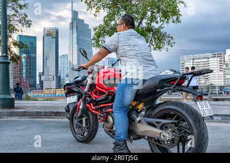 Vietnamesischer Mann auf rotem Ducati Motorrad am Saigon River, Ho-Chi-Minh-Stadt, Vietnam Stockfoto