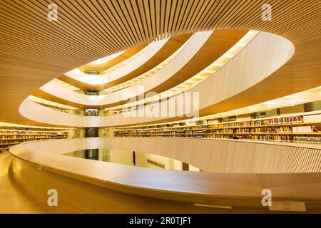 Zürich, Schweiz - 15. November 2020: Interieur der Rechtsbibliothek der Universität Zürich, Schweiz. Stockfoto