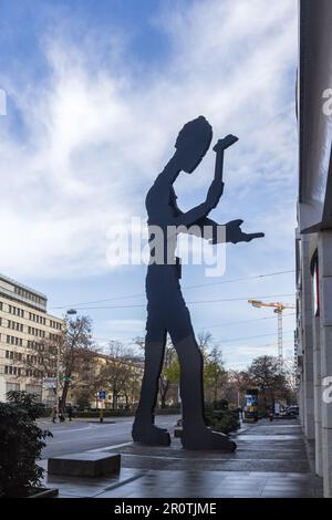 Basel, Switezrland - 07. Dezember 2020: Die kinetische Skulptur des Hammerers von Jonathan Borofsky. Die Stahlfigur mit motorisiertem Arm und Hammer Stockfoto