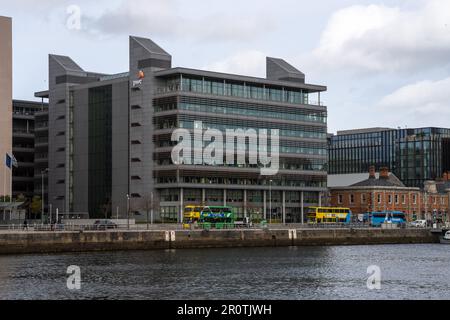 Dublin Docklands, Dublin 1, Irland, 29. März 2023. BÜROBLOCK IM PWC Tower mit Blick auf den Fluss Liffey. Price Waterhouse Cooper Dublin Stockfoto