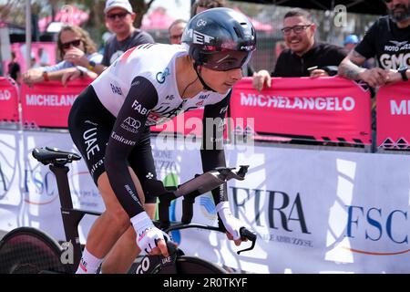 Davide Formolo aus Italien und Team Vereinigte Arabische Emirate springen während der ersten Etappe des Giro d'Italia 2023 von 106. an der Costa dei Trabocchi. Stockfoto