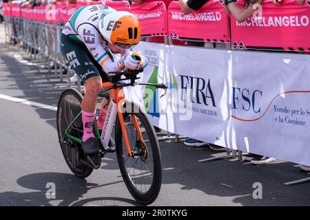 Ben Healy von Irland und das Team EF Education – Easypost sprint während der ersten Etappe des Chronos des Giro d'Italia 2023 von 106. an der Costa dei Trabocchi. Stockfoto