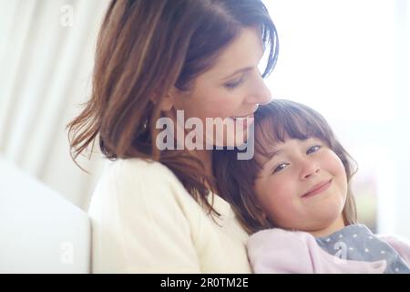 Nichts geht über den Trost einer Mutter, die sie liebt. Eine liebevolle Mutter und Tochter, die zu Hause Zeit miteinander verbringen. Stockfoto