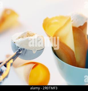 Eiscreme in hausgemachter Schüssel mit Eiskrem-Schaufel Stockfoto