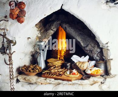 Kretische Mahlzeit im traditionellen Holzofen zubereitet Stockfoto