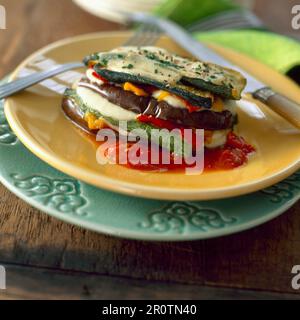 Gemüse und Mozzarella mille-feuille Stockfoto