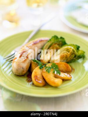 Weißwurst mit Äpfeln und Mini-Kohl Stockfoto