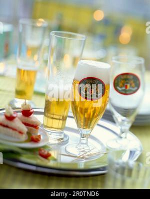 Bier und Sandwiches in Hahnengröße Stockfoto