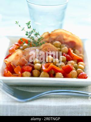 Gesalzener Schweinespeck mit Kichererbsen und roten Paprika Stockfoto