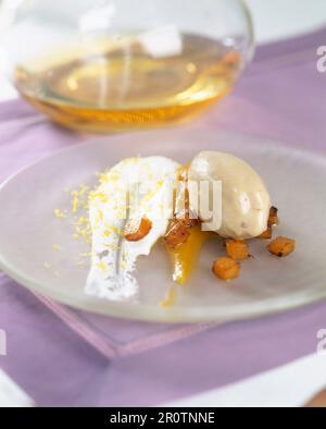 Gedünsteter Kürbis, Baiser mit Zitronengeschmack und Kaffeeeis Stockfoto
