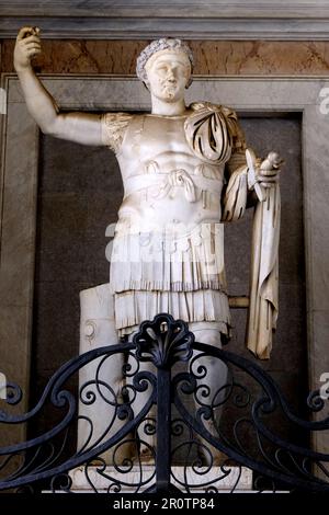 Statue des Kaisers Konstantin in der Basilika Johannes Lateran in Rom, Italien Stockfoto