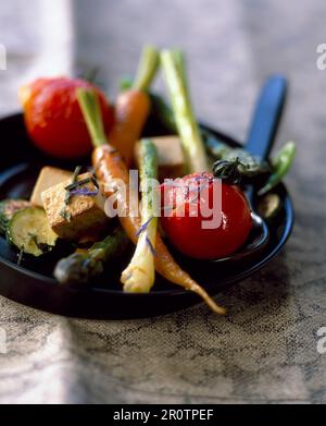 Gebratenes Gemüse mit Tofu und Tee Stockfoto