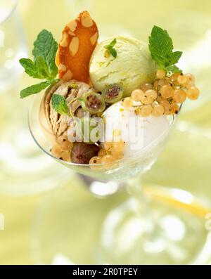 Schüssel mit Eis Stockfoto