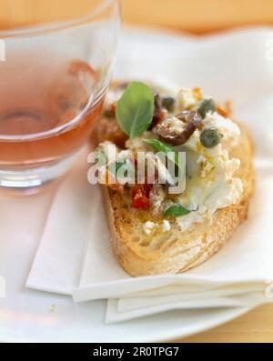 Ziegenkäse, Oliven und Sardellen auf Brot Stockfoto