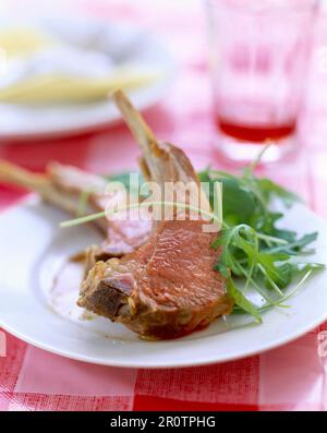 Lammkoteletts mit Rucola Stockfoto