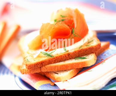 Geräucherter Lachs und Creme auf toast Stockfoto