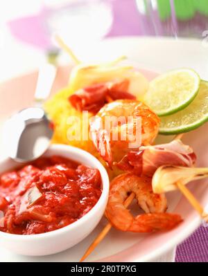 Garnelen Spieße mit gedünsteten Tomaten-Sauce und Safran-Reis Stockfoto