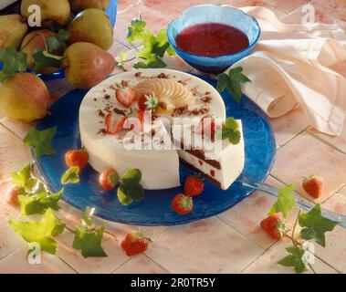 Birne und Erdbeere bayerische Kuchen Stockfoto