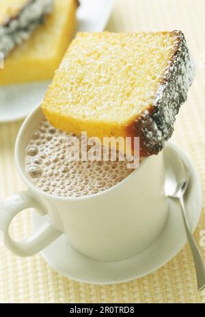 Stück Kuchen Joghurt mit Tasse heiße Schokolade Stockfoto