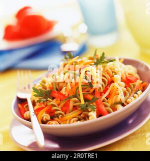 Dreifarbige Fusilli mit Gemüse (Thema: Pasta) Stockfoto