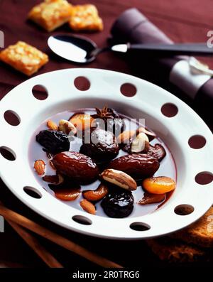 Getrocknete Früchte und Rotweinsuppe Stockfoto