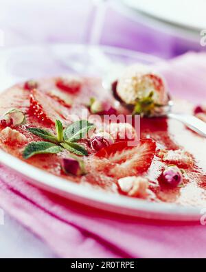 Erdbeeren- und Rosa-Champagnersuppe Stockfoto