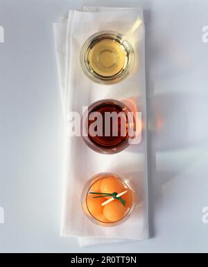 Rote und weiße Port plus Melone in Gläsern Stockfoto