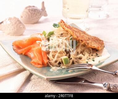 Geräucherte Forelle mit knusprigem Sauerkraut Stockfoto