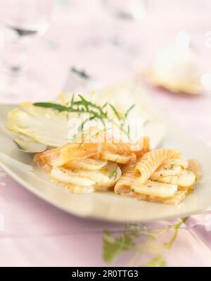 Frischer Lachs-Carpaccio und marinierte Jakobsmuscheln Stockfoto