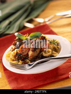 Tagliatelles mit Hühnchen und südlichem Gemüse Stockfoto