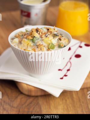 Hausgemachtes Müsli mit frischem Obst Stockfoto