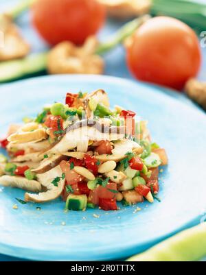 Pilze und Gemüsesalat Stockfoto