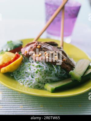 Rindfleisch gebraten mit chinesischen Nudeln Stockfoto