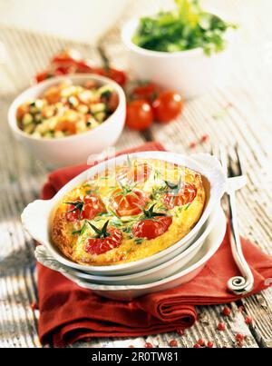 Krabben Sie-Fleisch und Kirschtomaten clafoutis Stockfoto